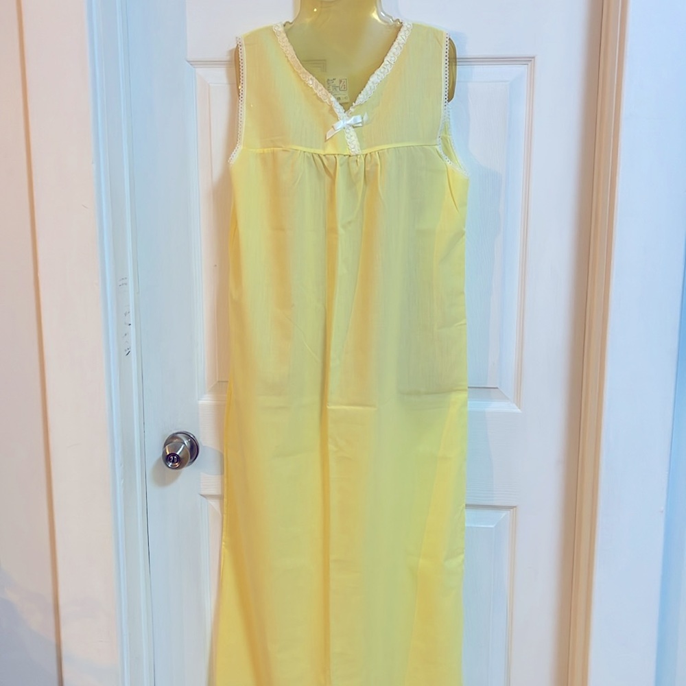 BNWOT Gorgeous house dress or night gown butter yellow with lace trim and bow